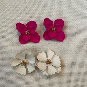 2 pair of flower earrings.